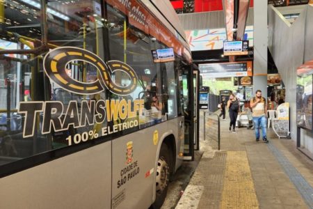 foto colorida de ônibus da Transwolff circulam normalmente no dia em que MPSP faz operação da empresa por suspeita de ligação com o PCC; na imagem, ônibus da empresa no Terminal Santo Amaro; Justiça tornou dirigentes da empresa réus - Metrópoles