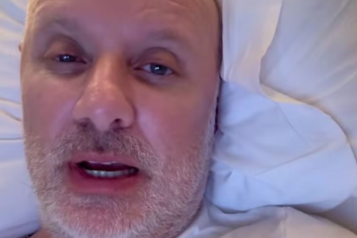 Foto colorida de Tande deitado na cama do hospital - Metrópoles