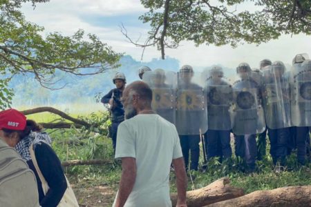 Foto colorida de conflito entre policias e membros do MST em São Paulo - Metrópoles