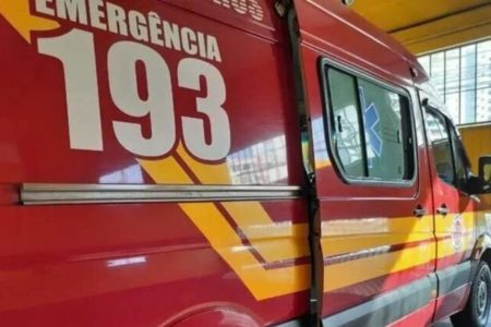Foto colorida de carro do Corpo de Bombeiros - Metrópoles