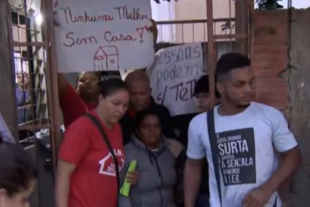 foto colorida de PM durante cumprimento de ordem de reintegração de posse na Avenida Santa Inês, Parque Mandaqui, zona norte de SP - Metrópoles