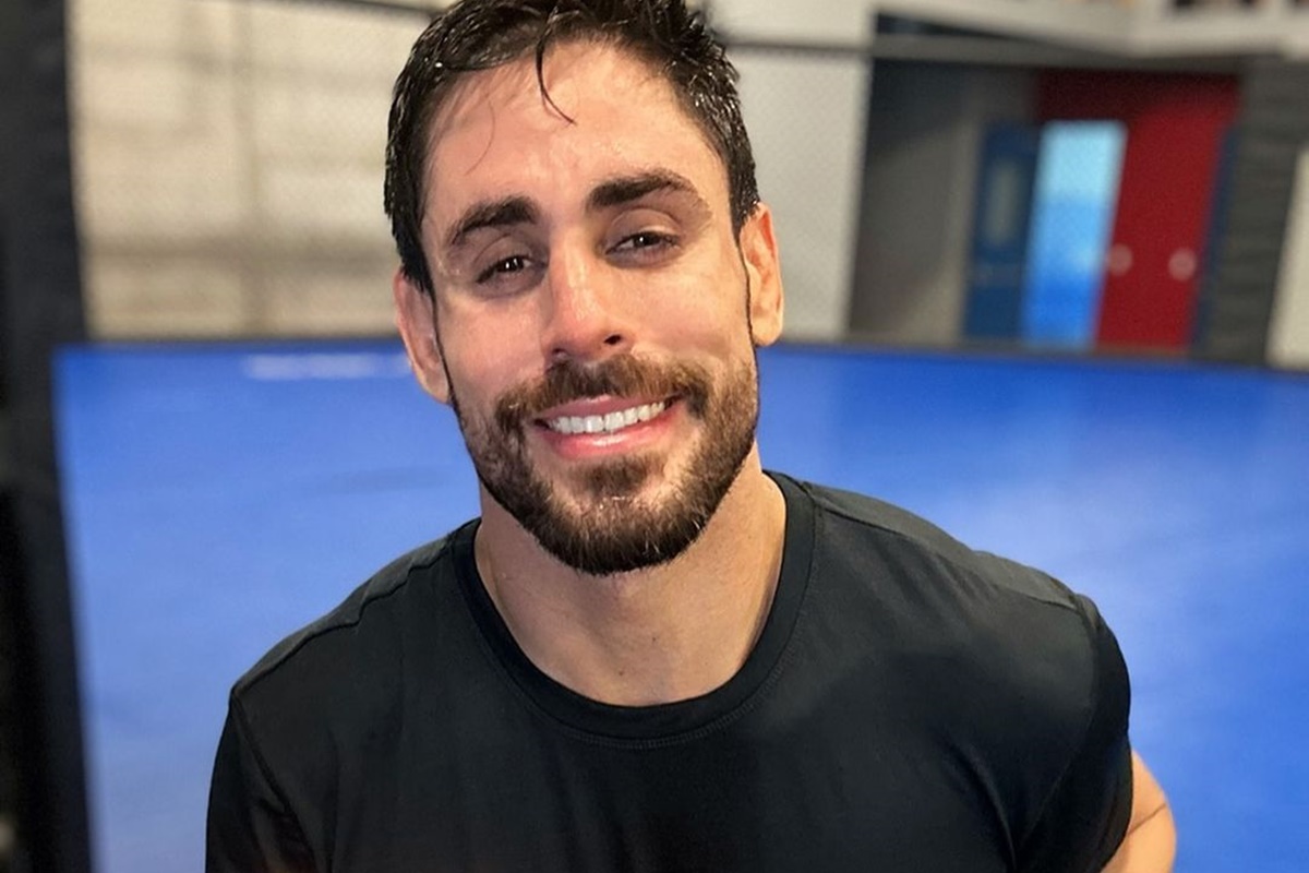 Cara de Sapato posa sorridente depois de um treino - Metrópoles