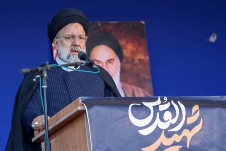 Imagem colorida mostra Ebrahim Raisi durante discurso Irã - Metrópoles