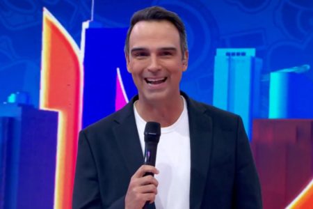 Foto colorida de Tadeu Schmidt de terno no BBB24 - Metrópoles
