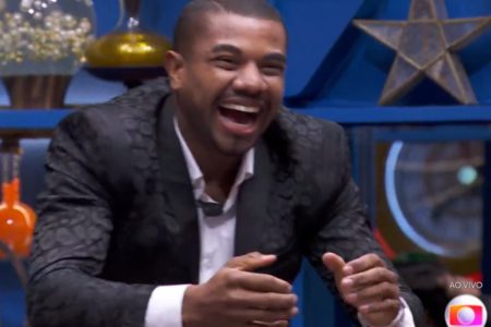 Davi na final do BBB24. Ele usa terno preto e está sorrindo de felicidade - Metrópoles