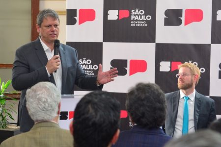 Imagem colorida mostra Tarcísio de Freitas falando em um discurso - Metrópoles