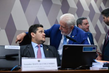 imagem colorida mostra davi alcolumbre jaques wagner senado - metrópoles