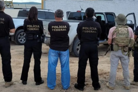 Foto colida de agentes da Polícia Federal (PF) de costas - Metrópoles