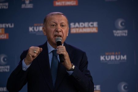 Imagem colorida mostra Erdogan durante discurso em 2019 - Metrópoles