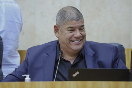 Imagem colorida mostra Milton Leite sorrindo - Metrópoles