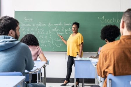 Imagem ilustrativa de professora e estudantes durante aula no Brasil; jovens professores - Metrópoles