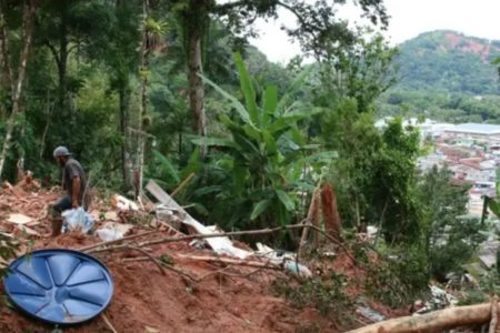 foto colorida da região de Vila Sahy, em São Sebastião, destruída após fortes chuvas e deslizamentos de terra em fevereiro de 2023 - Metrópoles