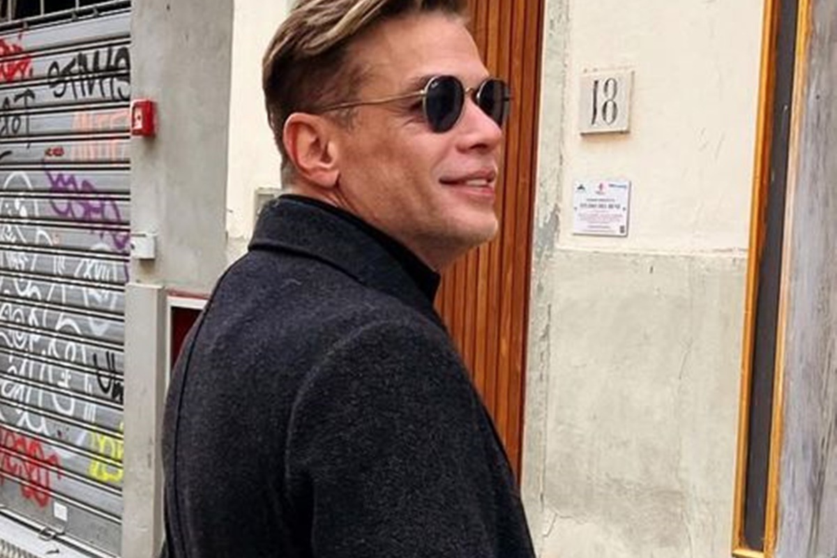 Fabio Assunção posa de casaco preto e óculos escuros - Metrópoles
