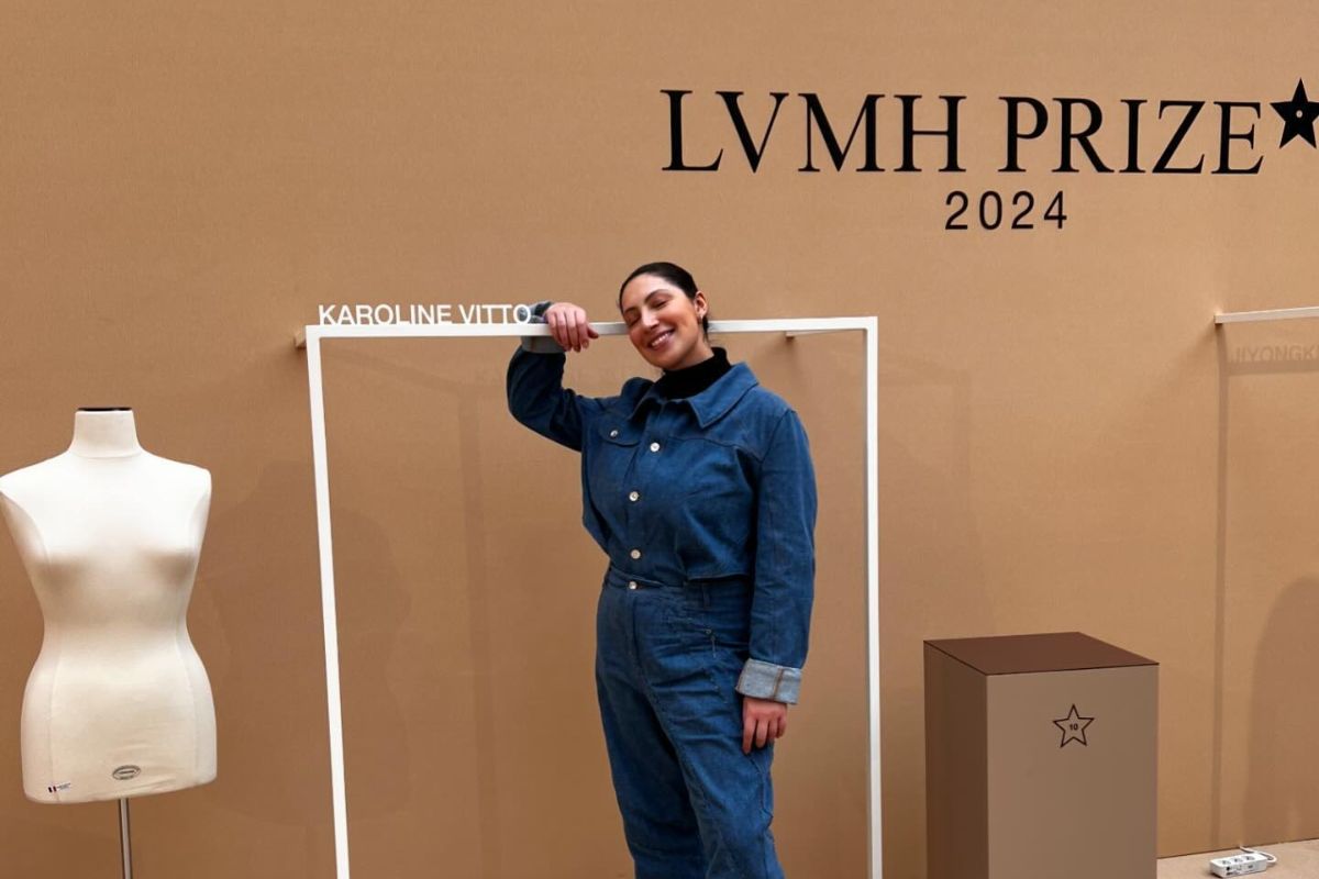 Na imagem com cor, foto da designer brasileira Karoline Vitto na semifinal do prêmio LVMH - metrópoles