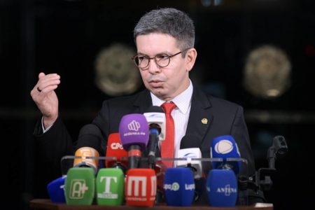 imagem colorida mostra senador randolfe rodrigues - Metrópoles