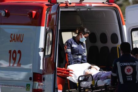 Ambulância do Samu, socorristas e paciente - Metrópoles