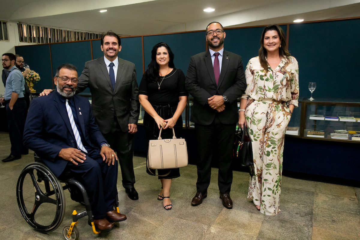 Flávio Pereira, Secretario da Pessoa com Deficiência; Adalberto Scigliano, Fabíola Solomon, Superintendente de desenvolvimento e formação na Escola de Governo GDF; Daniel Lima, Secretário de Estado Controlador-Geral do Distrito Federal e Juliana Tolentino, diretora-executiva da Escola de Governo do Distrito Federal
