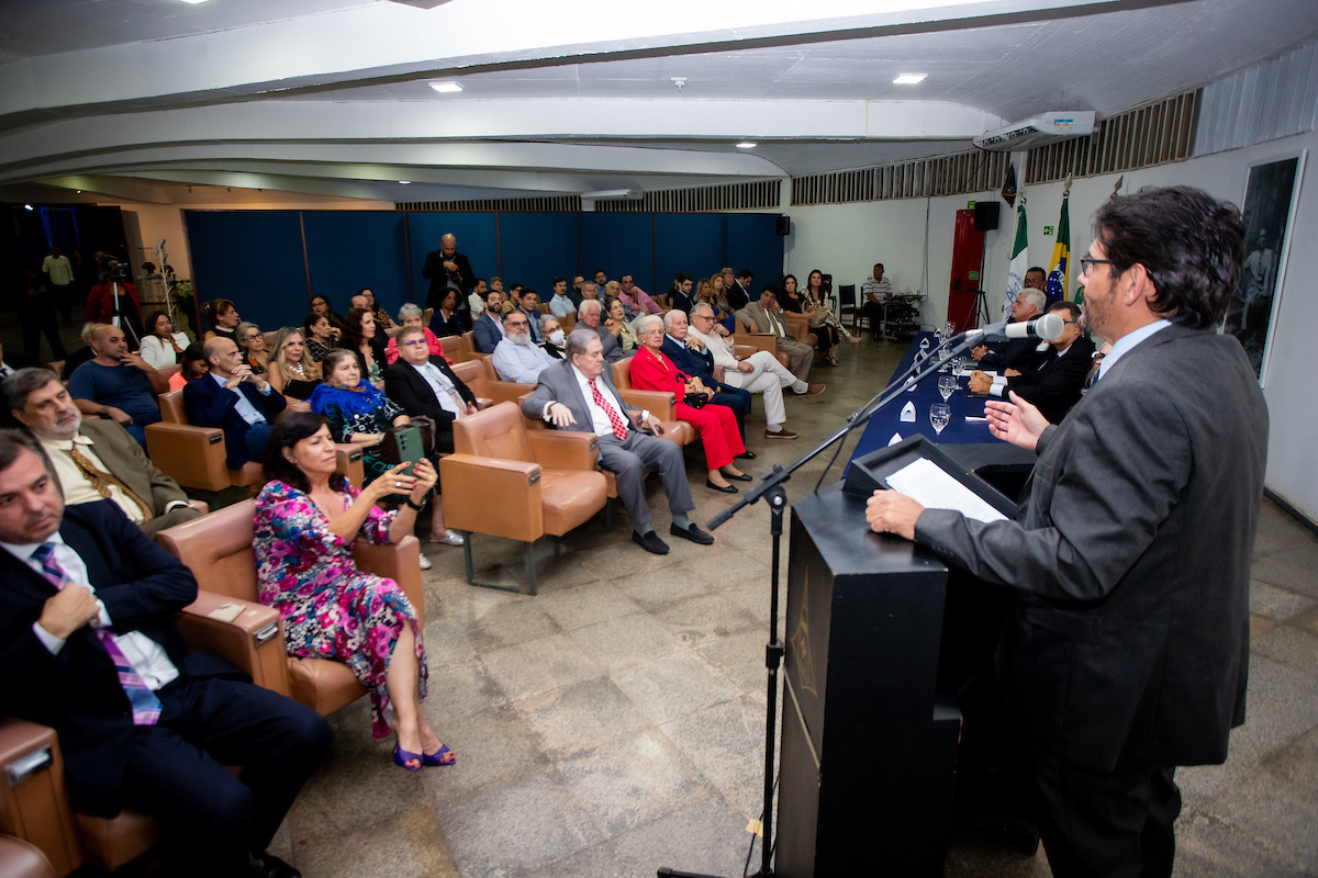 Adalberto Scigliano discursa para os convidados