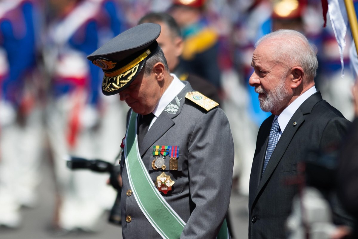 Polícia Federal Exército Imagem colorida de Lula com Tomás Paiva, comandante do Exército, em evento do Dia do Exército, em Brasília - Metrópoles