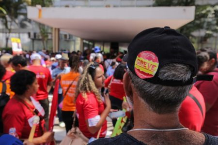 Mobilização de servidores da educação para reajuste