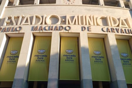 Fachada de estádio com letreiro "Estádio Municipal Paulo Machado de Carvalho", o Pacaembu, onde seria realizado show do Roberto Carlos - Metrópoles