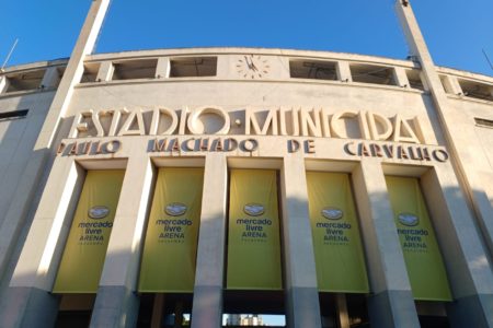 Fachada de estádio com letreiro "Estádio Municipal Paulo Machado de Carvalho" - Metrópoles