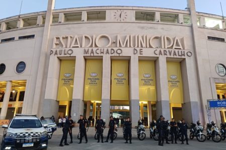 Imagem colorida de fachada do Pacaembu com a GCM na frente. Metrópoles
