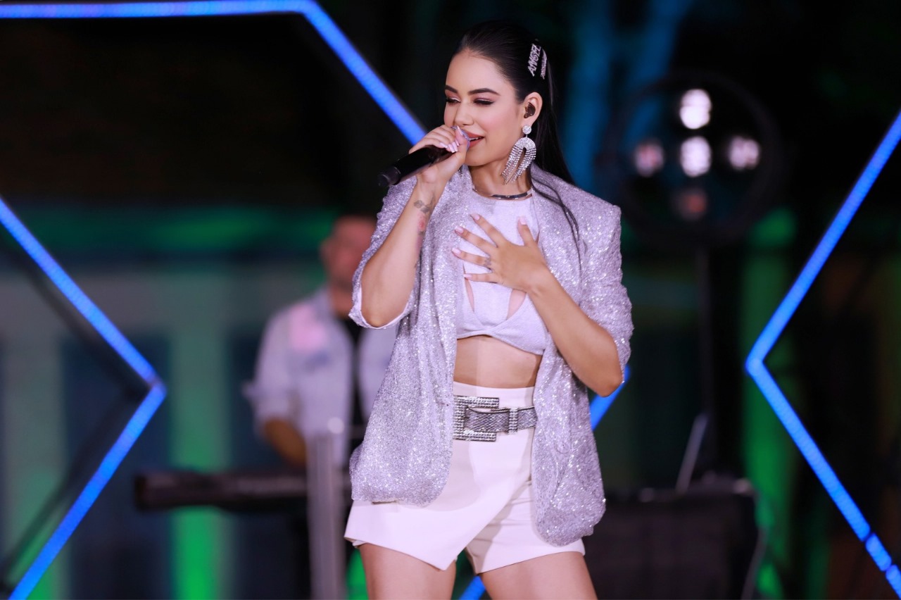 Fotografia colorida mostrando cantora em palco-Metrópoles