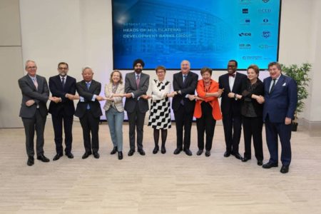 foto colorida de varias pesoas de maos dadas lado a lado - metrópoles