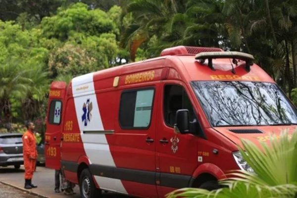 Imagem colorida de ambulância do CBMDF
