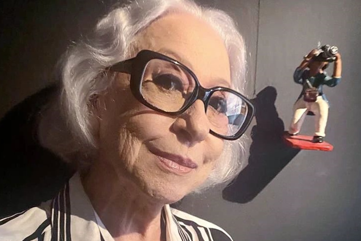 Fernanda Montenegro posa de óculos em uma exposição - Metrópoles