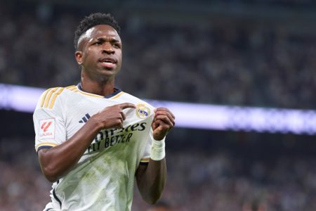 Vini Jr. comemora gol pelo Real Madrid - Metrópoles