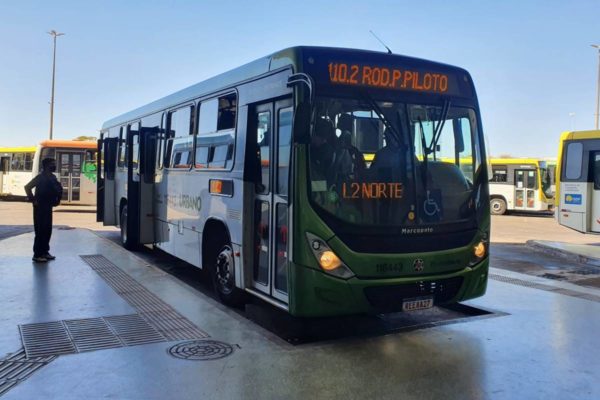 Foto colorida de ônibus verde em plataforma de terminal rodoviário. No letreiro está escrito: 110.2 UNB