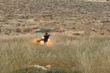 Imagem colorida de homem sendo explodido após chutar bandeira da Palestina - Metrópoles