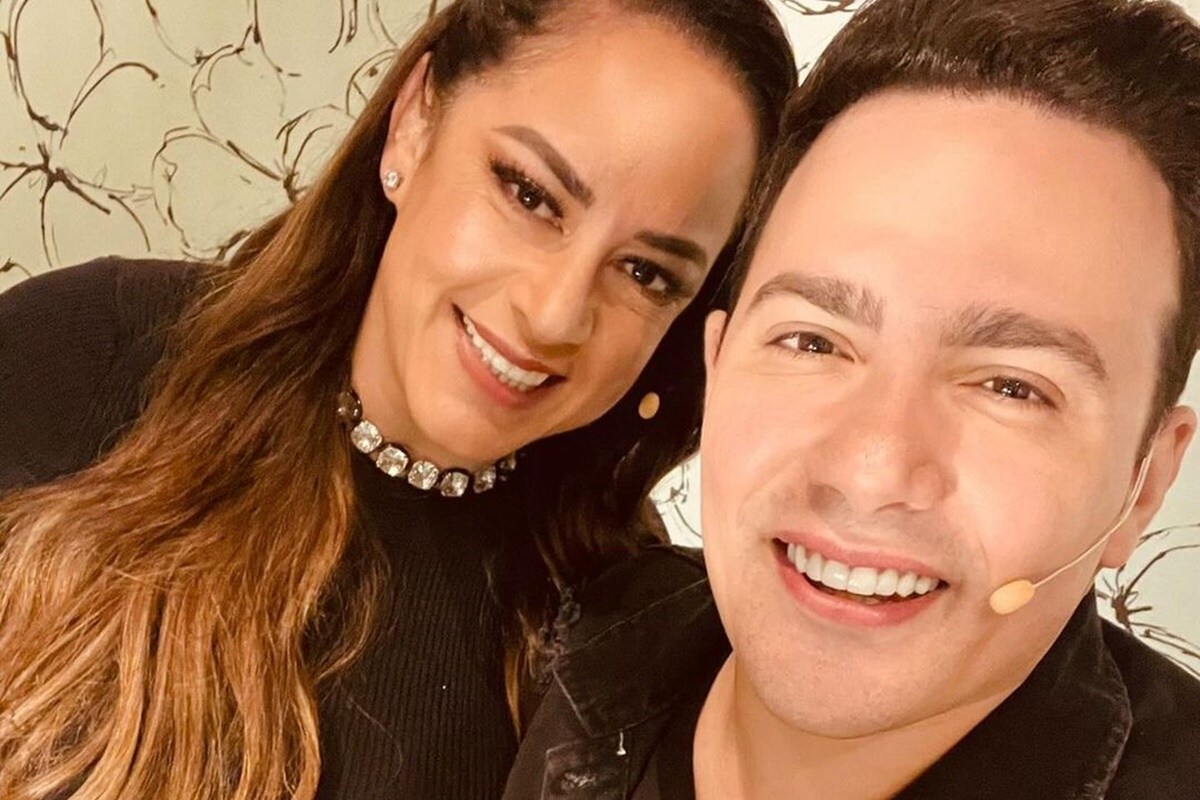 Silvia Abravanel e Gustavo Moura posam juntos e sorridentes - Metrópoles