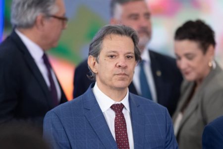 Imagem colorida do ministro Fernando Haddad, da Fazenda, em evento no Planalto - Metrópoles