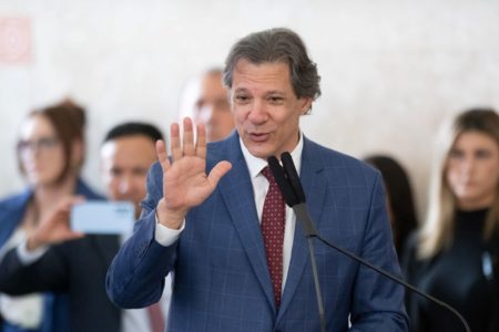 Ministro Fernando Haddad com a mão aberta comprinhas - Metrópoles