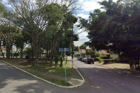 Imagem colorida mostra uma praça em uma rua bucólica da zona sul - Metrópoles