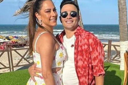 Silvia Abravanel e Gustavo Moura posam juntos e sorridentes - Metrópoles