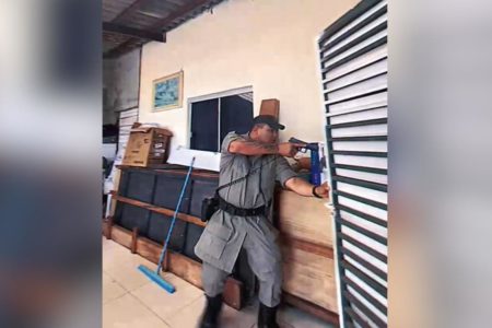 A Polícia Civil do Estado de Goiás (PCGO), por meio do Grupo Especial de Repressão a Crimes Patrimoniais (Gepatri) e do Grupo de Repressão a Narcóticos (Genarc) prendeu, nessa sexta-feira (19/4), um suspeito de assassinar um homem a tiros em um bar no bairro Rio de Janeiro, em Cristalina, Entorno do DF.