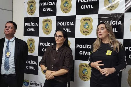Foto colorida de coletiva de impressa realizada nesta terça-feira (23/4), sobre o caso do desaparecimento e morte de Fábia Cristina Santos - Metrópoles