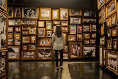foto colorida de visitante dentro do Museu do Futebol, no Estádio do Pacaembu, em SP - Metrópoles