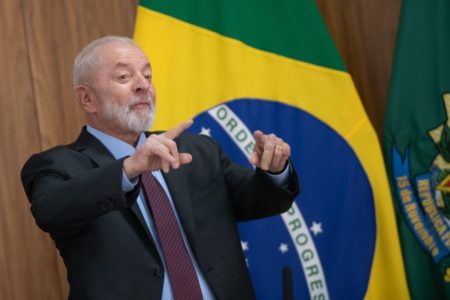 Imagem colorida de presidente Lula gesticulando no Planalto - Metrópoles