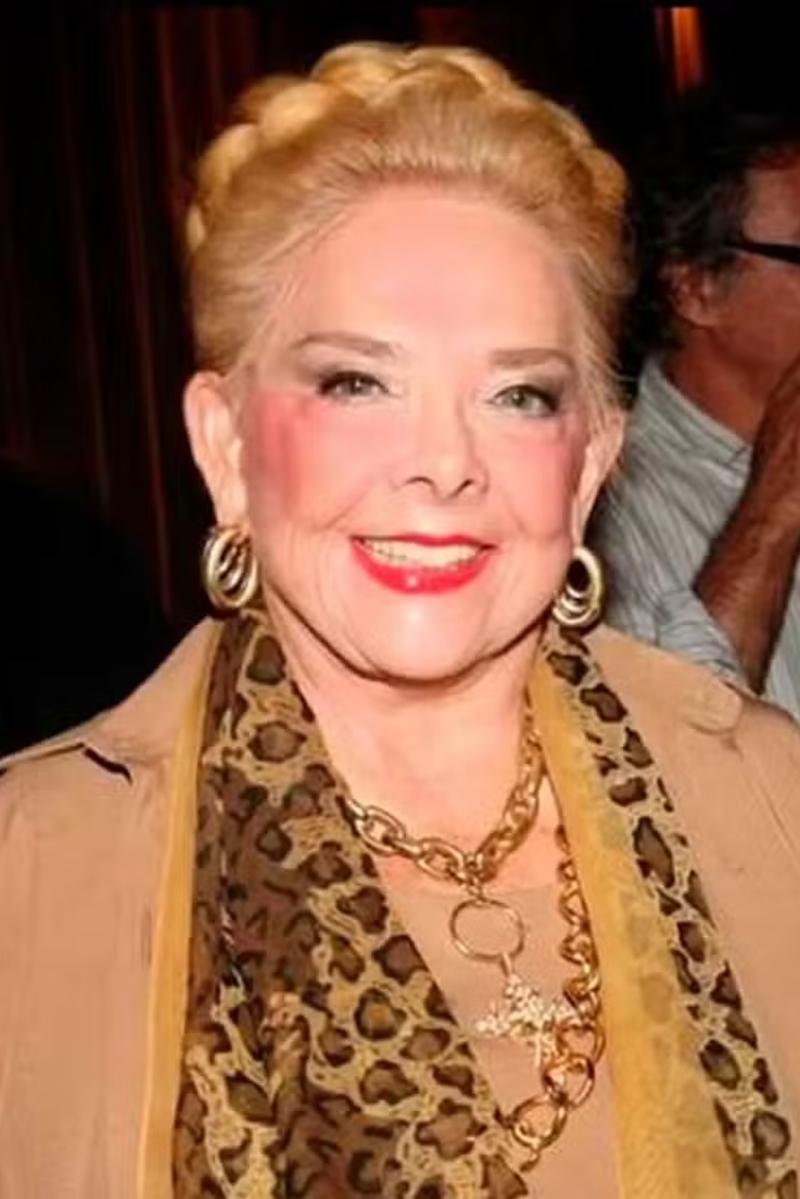 Foto de mulher idosa branca. Ela usa uma echarpe com estampa de animal print - Metrópoles