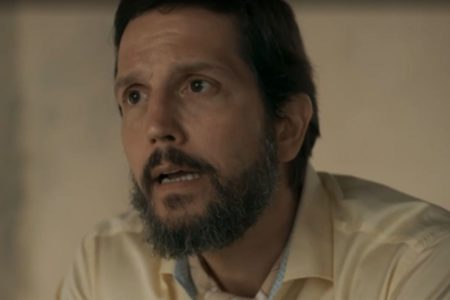 Foto colorida de um homem - Metrópoles