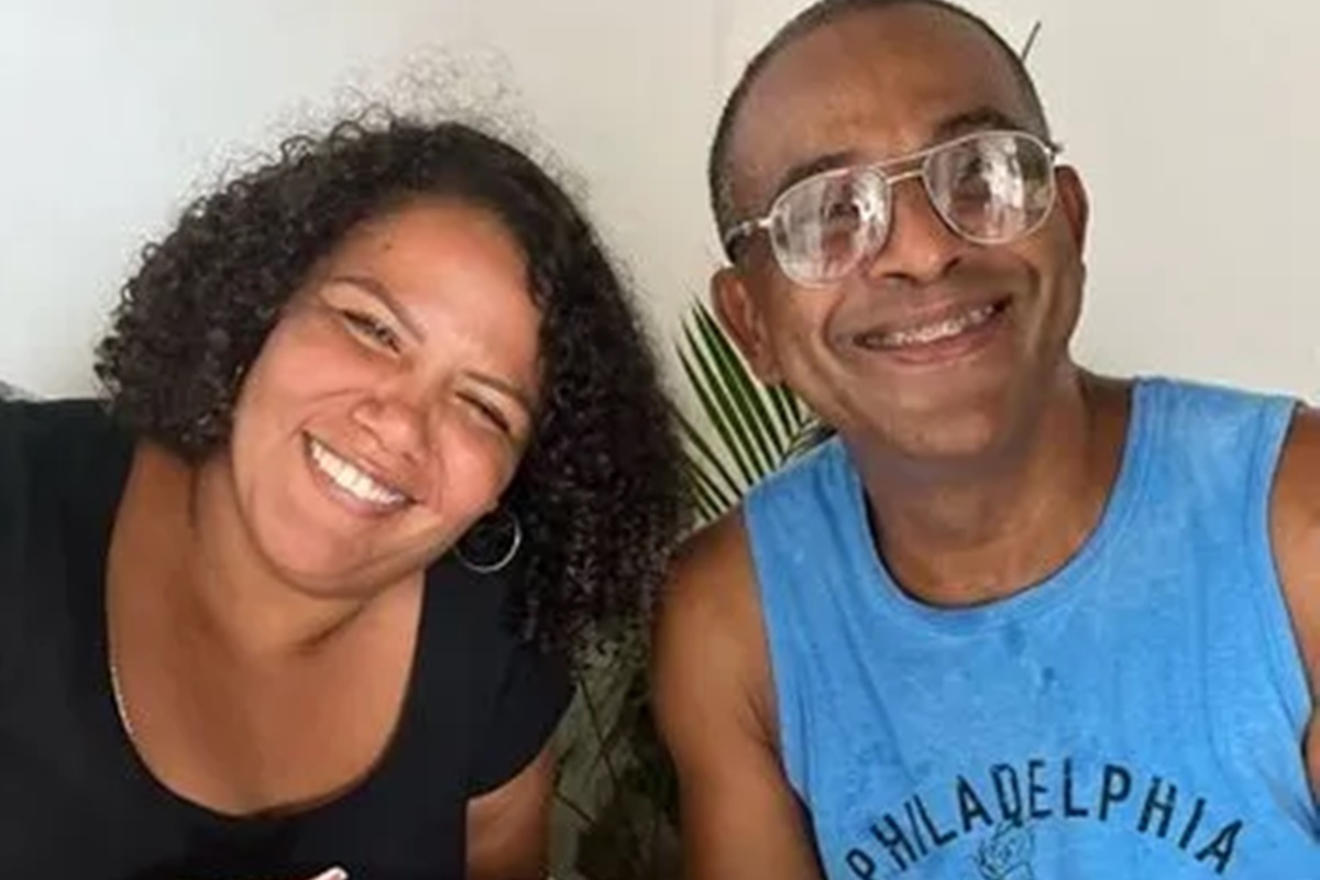 Mani Rego e pai de Davi posam juntos e sorridentes - Metrópoles