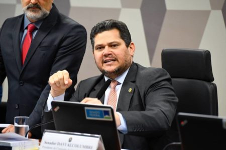 imagem colorida mostra davi alcolumbre na ccj do senado - Metrópoles