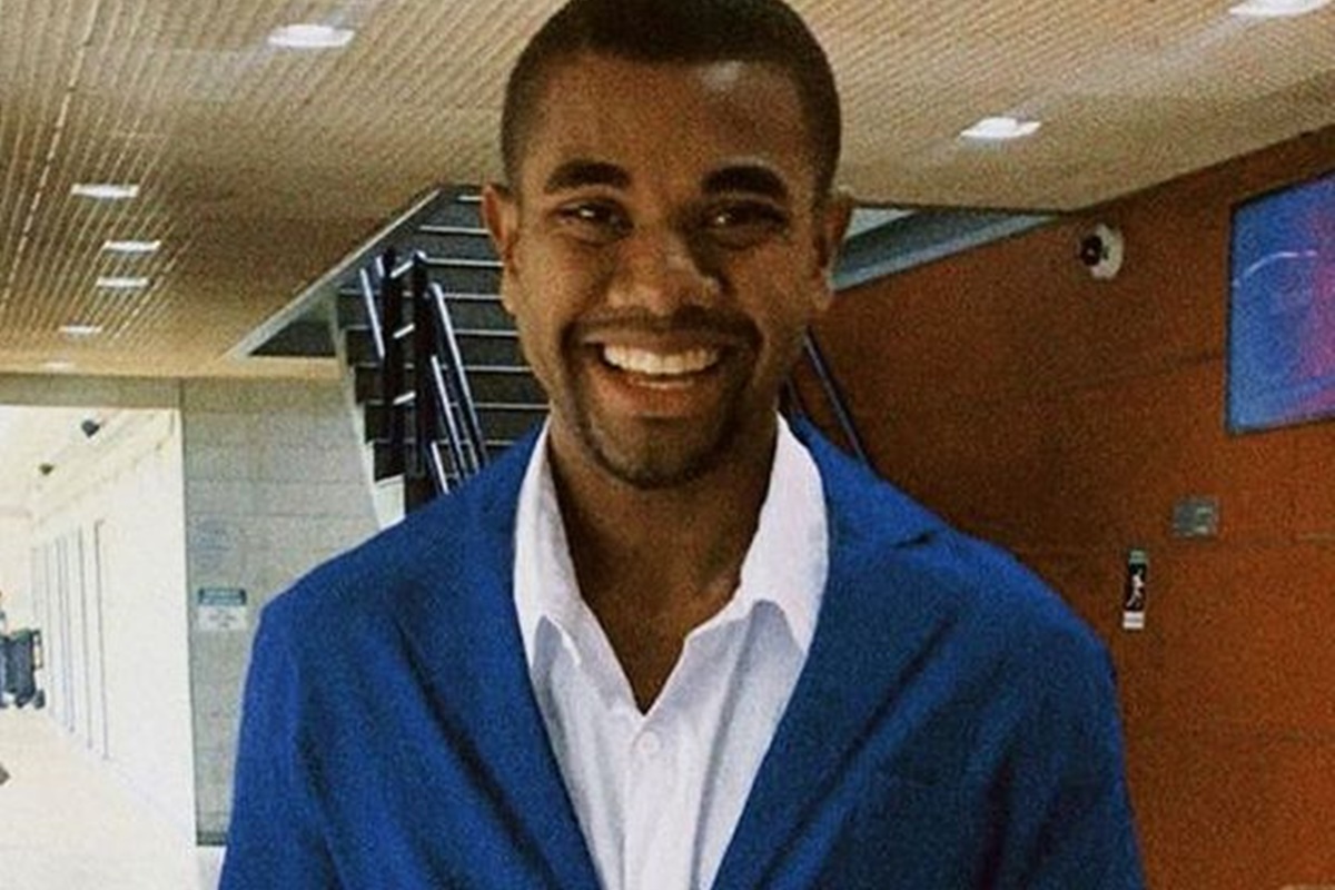 Davi Brito posa de terno azul após ganhar o BBB24 - Mertrópoles