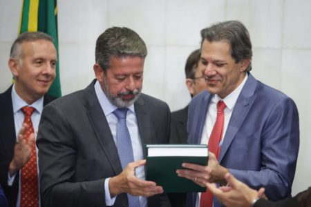 Fernando Haddad entrega a Arthur Lira a proposta de regulamentação da reforma tributária -- Metrópoles