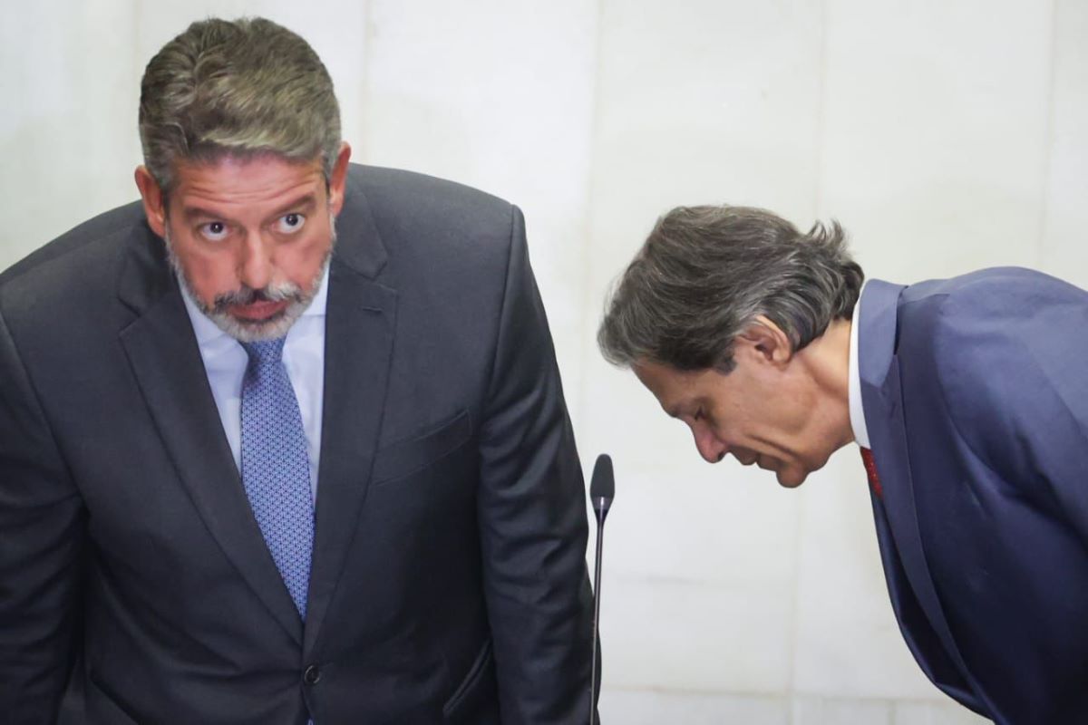 Imagem colorida de Haddad e Arthur Lira - Metrópoles